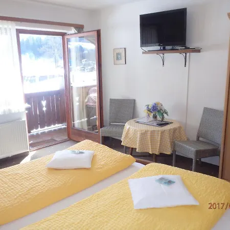 - Alpenstern Casa de hóspedes 4*
